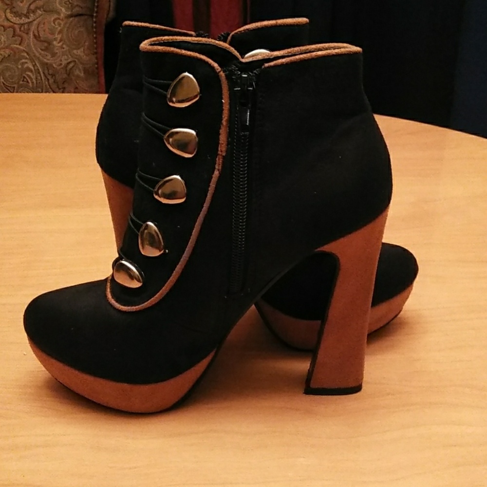 Boots - Picture 4 of 4